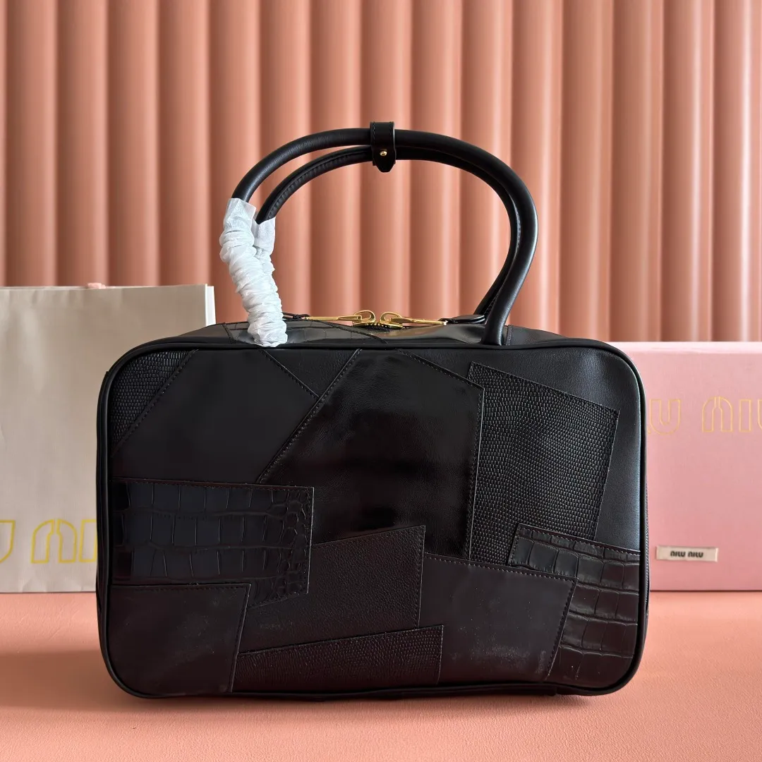 p2100💋💋💋【Original configuration counter full set】MiuMiu new splicing briefcase, heavily handmade, made of a variety of leather splicing, the bold and innovative design perfectly interprets Miu's eclectic, free and inclusive lifestyle This bag is very cool. It has an exquisite multi-functional design and combines elements of men's and women's clothing. It is casual and lazy, natural and free, full of personality. It has a large capacity and is very light. It has a brand new canvas lining and is popular all over the world. All major fashion stars love to carry it. Model: 5bb117 Size: 34X23X12cm