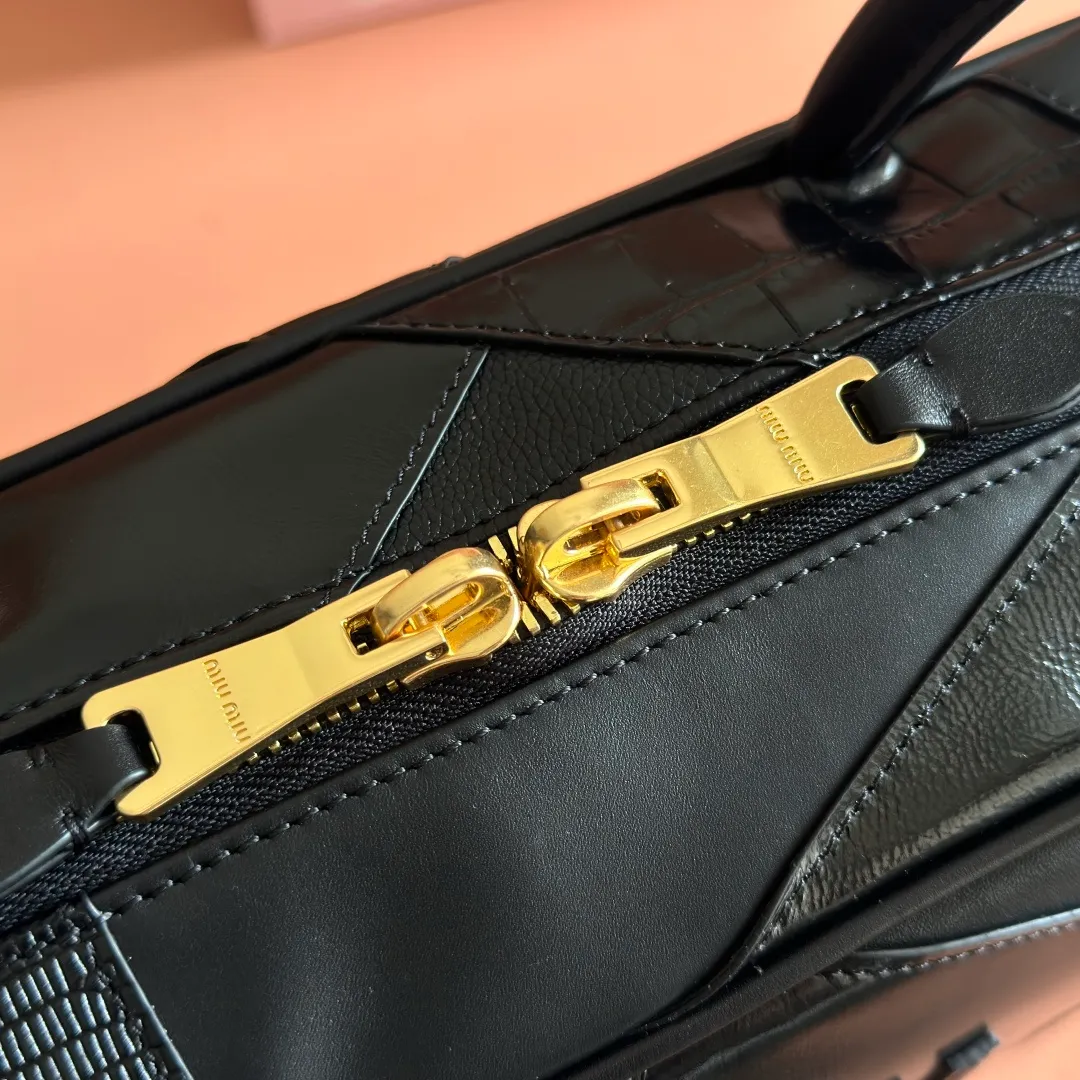 p2100💋💋💋【Original configuration counter full set】MiuMiu new splicing briefcase, heavily handmade, made of a variety of leather splicing, the bold and innovative design perfectly interprets Miu's eclectic, free and inclusive lifestyle This bag is very cool. It has an exquisite multi-functional design and combines elements of men's and women's clothing. It is casual and lazy, natural and free, full of personality. It has a large capacity and is very light. It has a brand new canvas lining and is popular all over the world. All major fashion stars love to carry it. Model: 5bb117 Size: 34X23X12cm