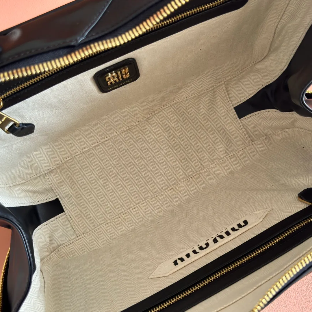 p2100💋💋💋【Original configuration counter full set】MiuMiu new splicing briefcase, heavily handmade, made of a variety of leather splicing, the bold and innovative design perfectly interprets Miu's eclectic, free and inclusive lifestyle This bag is very cool. It has an exquisite multi-functional design and combines elements of men's and women's clothing. It is casual and lazy, natural and free, full of personality. It has a large capacity and is very light. It has a brand new canvas lining and is popular all over the world. All major fashion stars love to carry it. Model: 5bb117 Size: 34X23X12cm