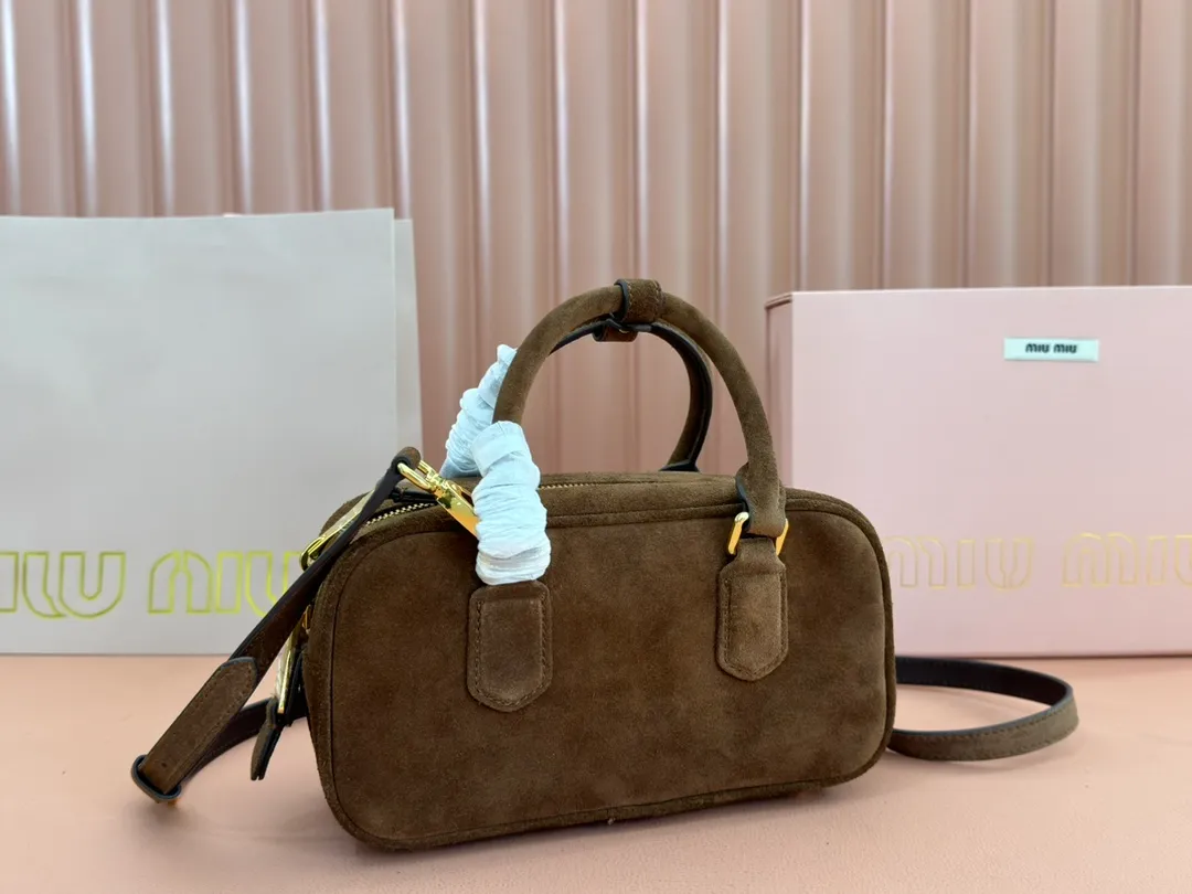 p1560💋💋💋【Full set of packaging at the counter】MIU MIU Miu Miu Caramel Bowling Upper Body Effect! Miu Miu Women's Arcadia Cowhide Handbag Crossbody Bag👝Lightly padded design makes the handbag look fuller, showing a cosmopolitan style. The letter logo, which echoes the finish of the metal hardware, straddles the line between function and decoration, giving this handbag a unique aesthetic and classic feel. Size: 22✖️10.5✖️7.5cm Style number: 5bb142 brown frosted