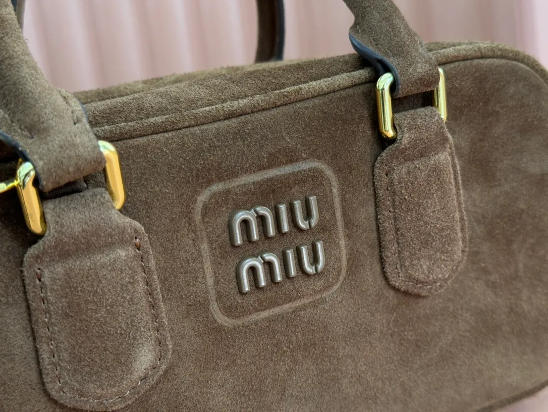 p1560💋💋💋【Full set of packaging at the counter】MIU MIU Miu Miu Caramel Bowling Upper Body Effect! Miu Miu Women's Arcadia Cowhide Handbag Crossbody Bag👝Lightly padded design makes the handbag look fuller, showing a cosmopolitan style. The letter logo, which echoes the finish of the metal hardware, straddles the line between function and decoration, giving this handbag a unique aesthetic and classic feel. Size: 22✖️10.5✖️7.5cm Style number: 5bb142 brown frosted