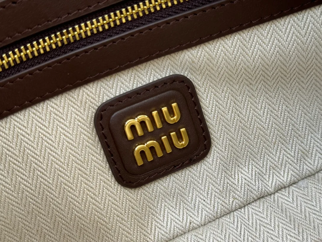 p1560💋💋💋【Full set of packaging at the counter】MIU MIU Miu Miu Caramel Bowling Upper Body Effect! Miu Miu Women's Arcadia Cowhide Handbag Crossbody Bag👝Lightly padded design makes the handbag look fuller, showing a cosmopolitan style. The letter logo, which echoes the finish of the metal hardware, straddles the line between function and decoration, giving this handbag a unique aesthetic and classic feel. Size: 22✖️10.5✖️7.5cm Style number: 5bb142 brown frosted