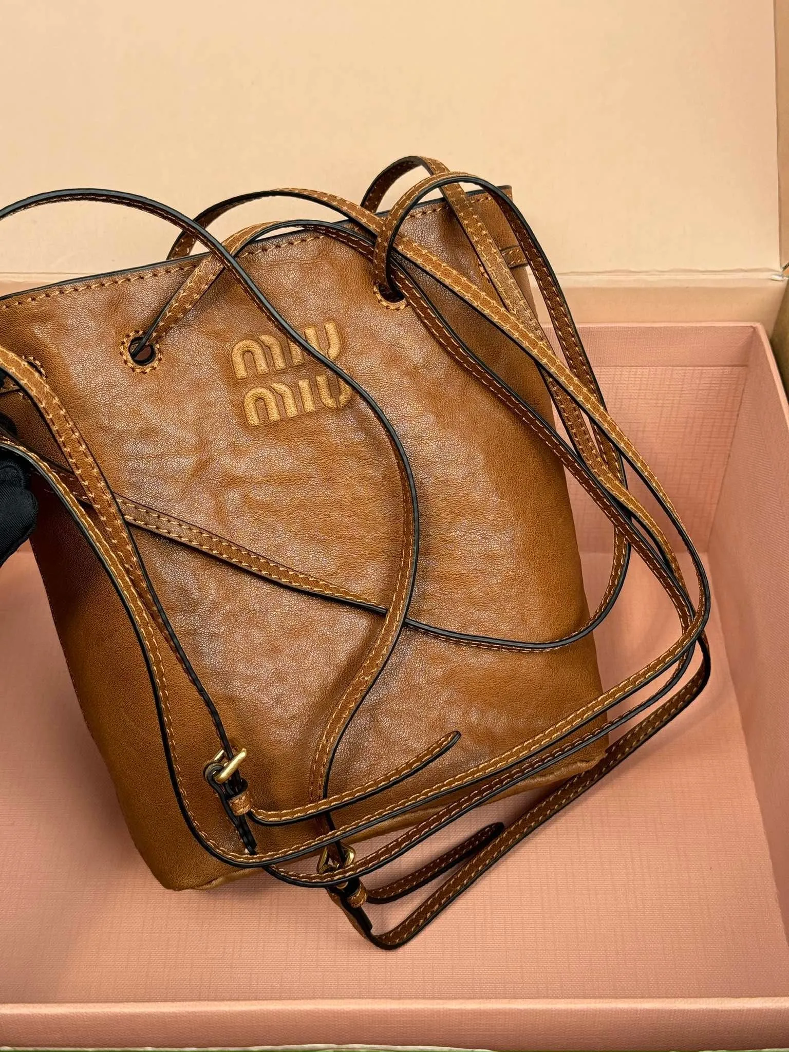 p1040 [Special grade hardware original leather] nappa sheepskin mini handbag shoulder bag ~ brown This mini handbag is famous for the soft texture of nappa sheepskin. Adjustable shoulder strap adds practical detail, while embossed letter logo adds classic style ~ Letter logo ~ Adjustable shoulder strap ~ Lined Model: 5nf460 Dimensions: w14×h17×d6