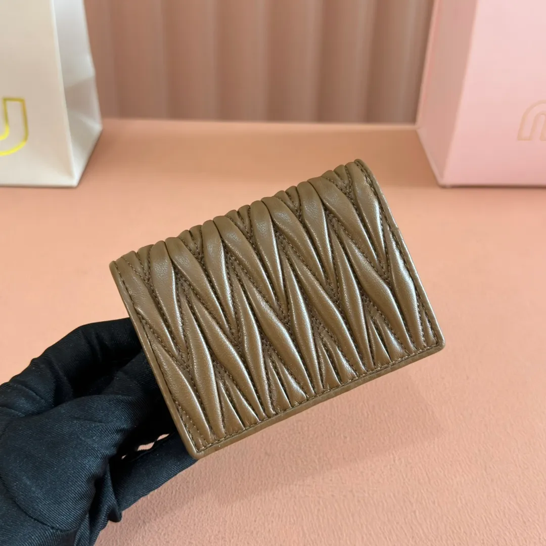 p460. 💋💋💋【Full set of packaging at the counter】🔥 MM latest version pocket wallet💗pocket Wallet💗New small wallet🔥Model: 5MV20 caramel🆕🆕💃💃It is made of imported top-grade sheepskin inside and outside🐮💞Hundred-yuan bills, bank cards, coins, and change can all be stored in it💅💅Size: 11.5 X8 cm.