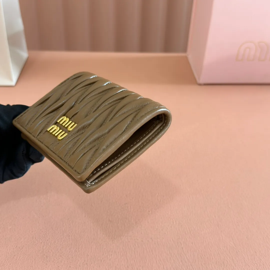 p460. 💋💋💋【Full set of packaging at the counter】🔥 MM latest version pocket wallet💗pocket Wallet💗New small wallet🔥Model: 5MV20 caramel🆕🆕💃💃It is made of imported top-grade sheepskin inside and outside🐮💞Hundred-yuan bills, bank cards, coins, and change can all be stored in it💅💅Size: 11.5 X8 cm.
