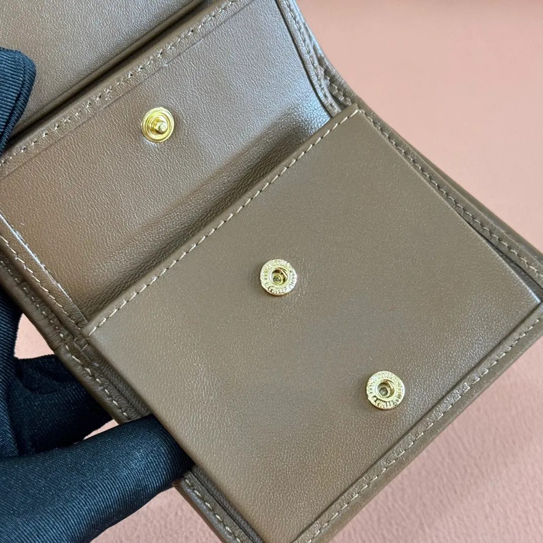 p460. 💋💋💋【Full set of packaging at the counter】🔥 MM latest version pocket wallet💗pocket Wallet💗New small wallet🔥Model: 5MV20 caramel🆕🆕💃💃It is made of imported top-grade sheepskin inside and outside🐮💞Hundred-yuan bills, bank cards, coins, and change can all be stored in it💅💅Size: 11.5 X8 cm.