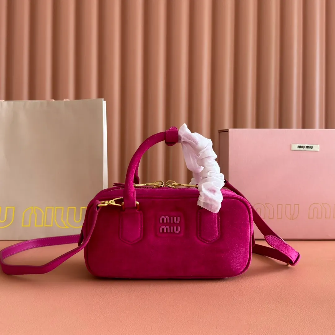 p1560💋💋💋【Full set of packaging at the counter】MIU MIU Miu Miu Caramel Bowling Upper Body Effect! Miu Miu Women's Arcadia Cowhide Handbag Crossbody Bag👝Lightly padded design makes the handbag look fuller, showing a cosmopolitan style. The letter logo, which echoes the finish of the metal hardware, straddles the line between function and decoration, giving this handbag a unique aesthetic and classic feel. Size: 22✖️10.5✖️7.5cm Style number: 5bb142 rose red