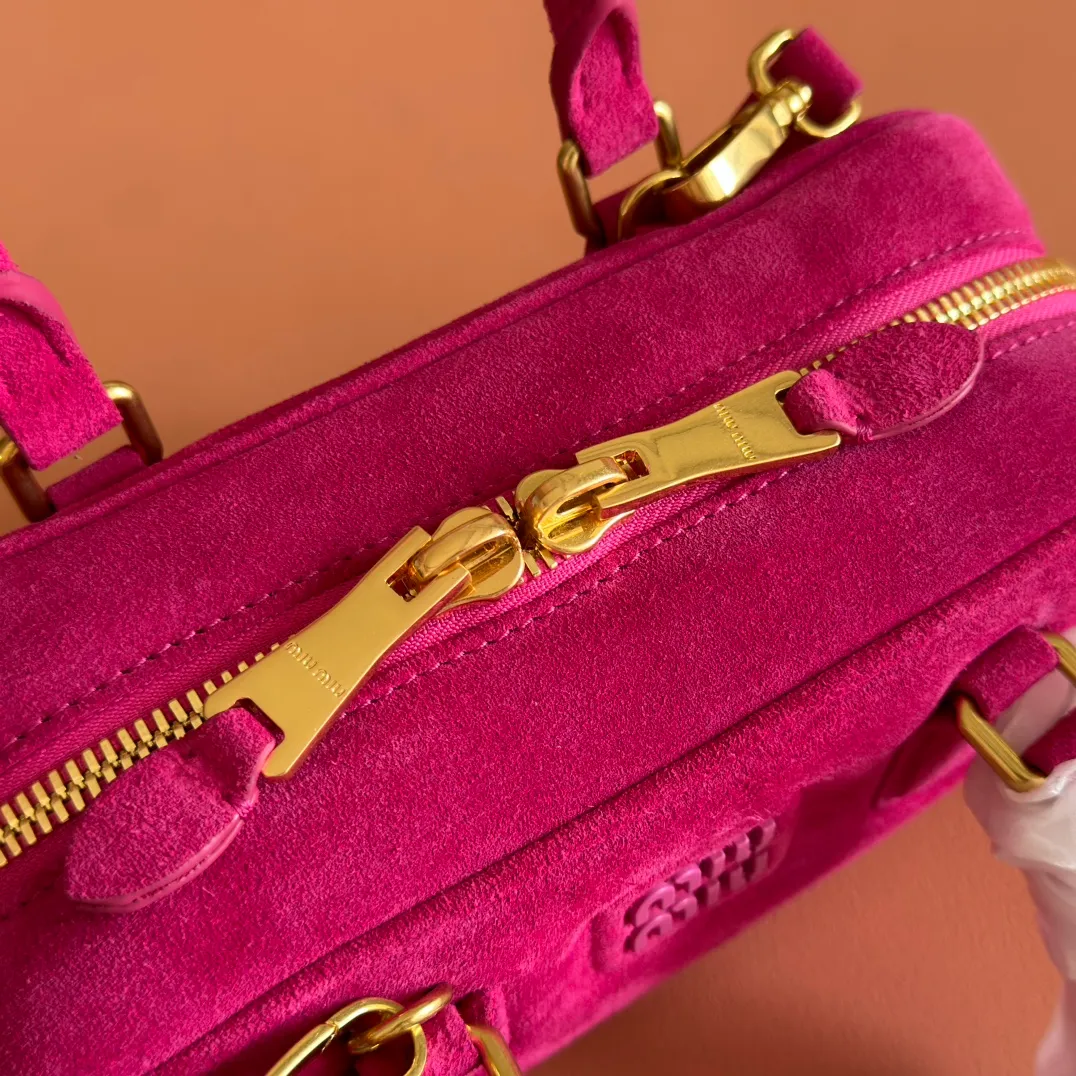 p1560💋💋💋【Full set of packaging at the counter】MIU MIU Miu Miu Caramel Bowling Upper Body Effect! Miu Miu Women's Arcadia Cowhide Handbag Crossbody Bag👝Lightly padded design makes the handbag look fuller, showing a cosmopolitan style. The letter logo, which echoes the finish of the metal hardware, straddles the line between function and decoration, giving this handbag a unique aesthetic and classic feel. Size: 22✖️10.5✖️7.5cm Style number: 5bb142 rose red