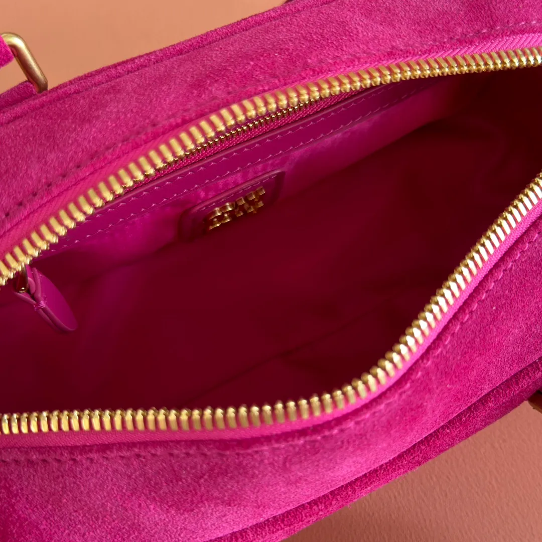 p1560💋💋💋【Full set of packaging at the counter】MIU MIU Miu Miu Caramel Bowling Upper Body Effect! Miu Miu Women's Arcadia Cowhide Handbag Crossbody Bag👝Lightly padded design makes the handbag look fuller, showing a cosmopolitan style. The letter logo, which echoes the finish of the metal hardware, straddles the line between function and decoration, giving this handbag a unique aesthetic and classic feel. Size: 22✖️10.5✖️7.5cm Style number: 5bb142 rose red