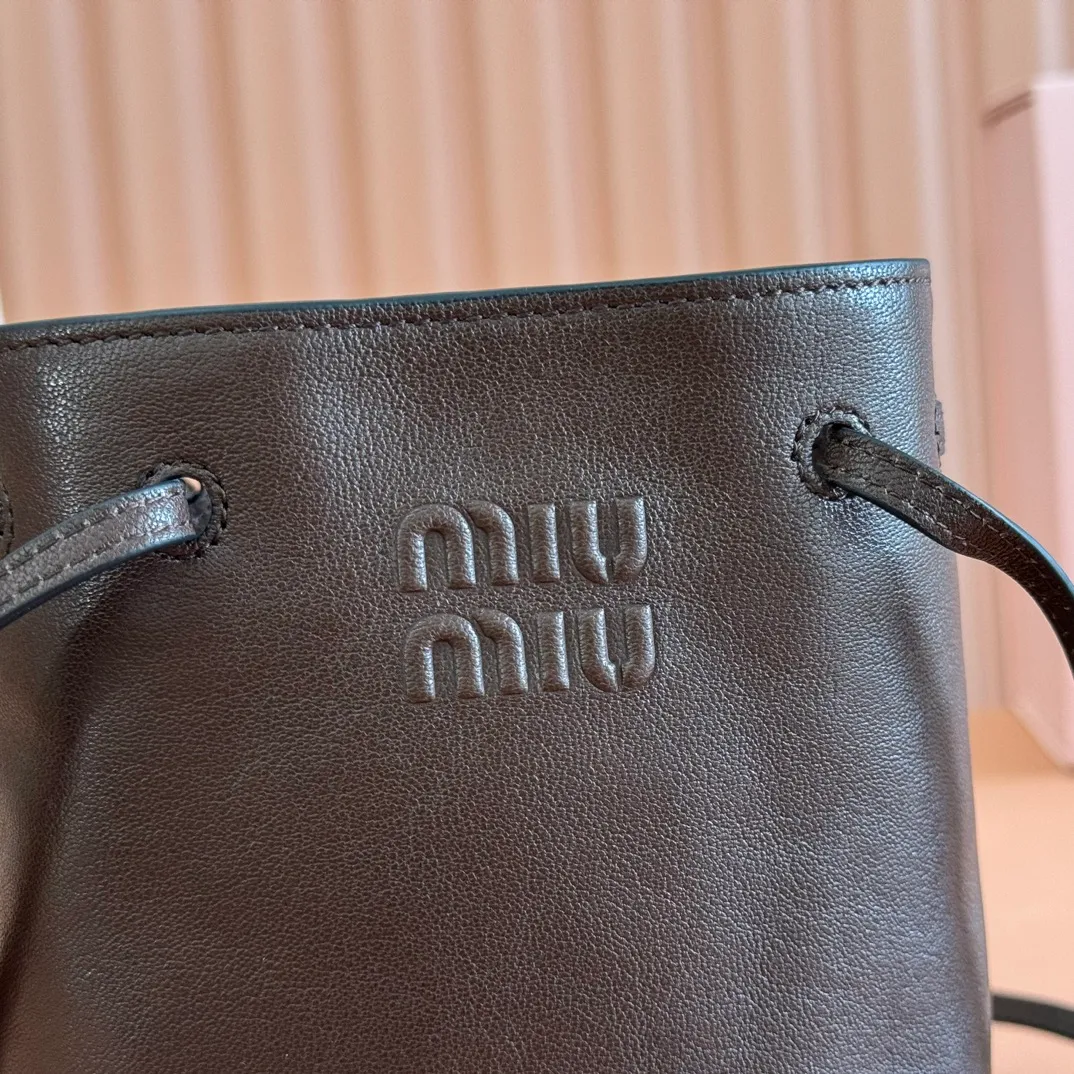 p1100💋💋💋 Equipped with a full set of packaging at the counter [Special Grade Hardware Original Leather] Nappa Sheep Leather Mini Handbag/Shoulder Bag ~ Briar Wood This mini handbag is known for its soft texture of Nappa sheepskin. Adjustable shoulder strap adds practical detail, while embossed letter logo adds classic style ~ Letter logo ~ Adjustable shoulder strap ~ Lined Dimensions: W14×H17×D6cm Number: 5NF460