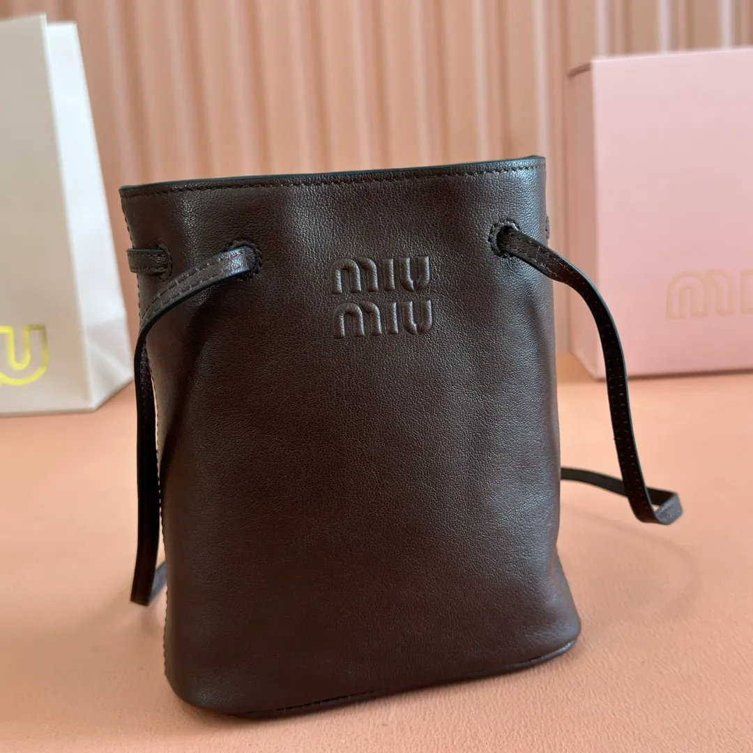 p1100💋💋💋 Equipped with a full set of packaging at the counter [Special Grade Hardware Original Leather] Nappa Sheep Leather Mini Handbag/Shoulder Bag ~ Briar Wood This mini handbag is known for its soft texture of Nappa sheepskin. Adjustable shoulder strap adds practical detail, while embossed letter logo adds classic style ~ Letter logo ~ Adjustable shoulder strap ~ Lined Dimensions: W14×H17×D6cm Number: 5NF460