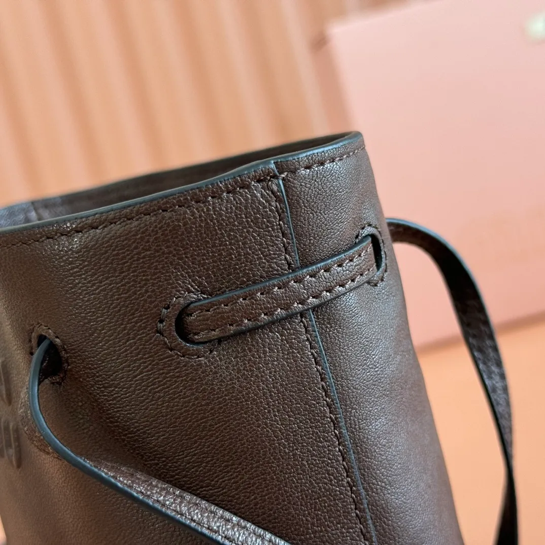 p1100💋💋💋 Equipped with a full set of packaging at the counter [Special Grade Hardware Original Leather] Nappa Sheep Leather Mini Handbag/Shoulder Bag ~ Briar Wood This mini handbag is known for its soft texture of Nappa sheepskin. Adjustable shoulder strap adds practical detail, while embossed letter logo adds classic style ~ Letter logo ~ Adjustable shoulder strap ~ Lined Dimensions: W14×H17×D6cm Number: 5NF460