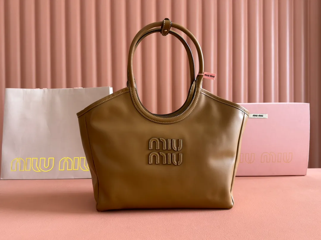 p1960💋💋💋【Full set of packaging at the counter】miuhobo tote armpit bag! A limited edition of the series, this design is designed to allow more girls to easily control the fashion sense of efor. The weight of the bag is also very light and the length will not weigh you down. The deep grass is really moving~ It is a must-have for daily commuting. You can’t go wrong with personal clothes. It is light and simple. The design is very practical and the capacity is very large. Model number: 5BG287 Medium size: base length 28x width 12x height 26cm