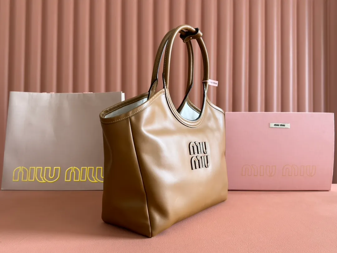 p1960💋💋💋【Full set of packaging at the counter】miuhobo tote armpit bag! A limited edition of the series, this design is designed to allow more girls to easily control the fashion sense of efor. The weight of the bag is also very light and the length will not weigh you down. The deep grass is really moving~ It is a must-have for daily commuting. You can’t go wrong with personal clothes. It is light and simple. The design is very practical and the capacity is very large. Model number: 5BG287 Medium size: base length 28x width 12x height 26cm