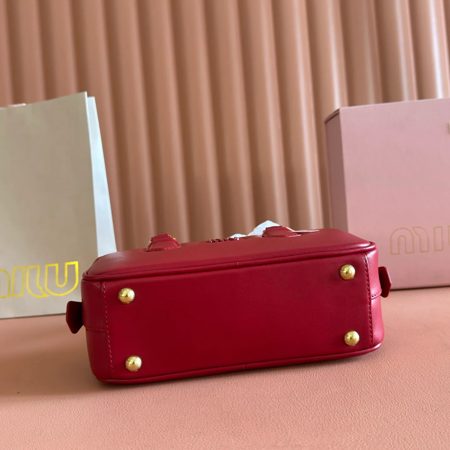 p1640💋💋💋【Full set of packaging at the counter】MIU MIU Miu Miu Caramel Bowling Upper Body Effect! Miu Miu Women's Arcadia Cowhide Handbag Crossbody Bag👝Lightly padded design makes the handbag look fuller, showing a cosmopolitan style. The letter logo, which echoes the finish of the metal hardware, straddles the line between function and decoration, giving this handbag a unique aesthetic and classic feel. Size: 22✖️10.5✖️7.5cm Style number: 500142