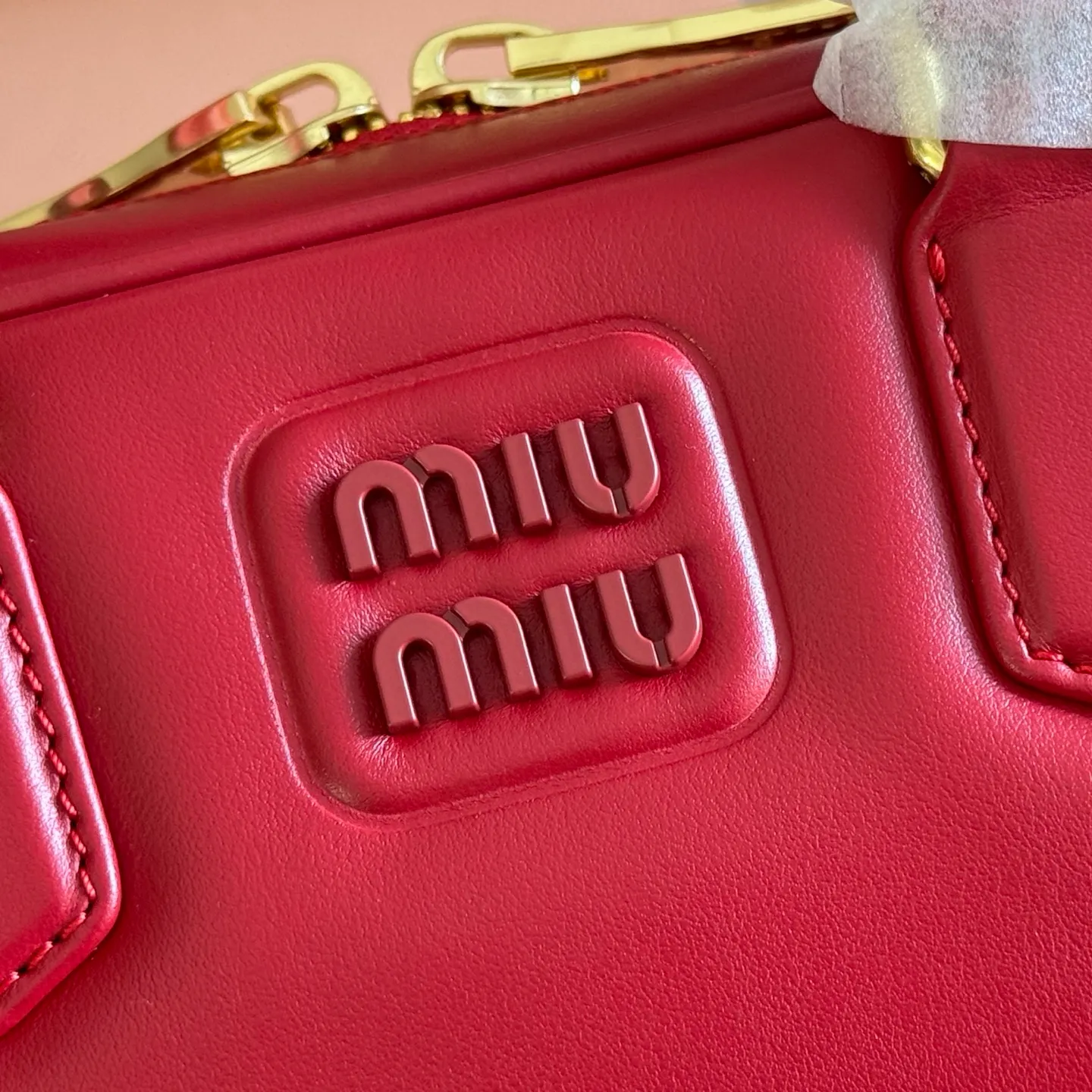 p1640💋💋💋【Full set of packaging at the counter】MIU MIU Miu Miu Caramel Bowling Upper Body Effect! Miu Miu Women's Arcadia Cowhide Handbag Crossbody Bag👝Lightly padded design makes the handbag look fuller, showing a cosmopolitan style. The letter logo, which echoes the finish of the metal hardware, straddles the line between function and decoration, giving this handbag a unique aesthetic and classic feel. Size: 22✖️10.5✖️7.5cm Style number: 500142