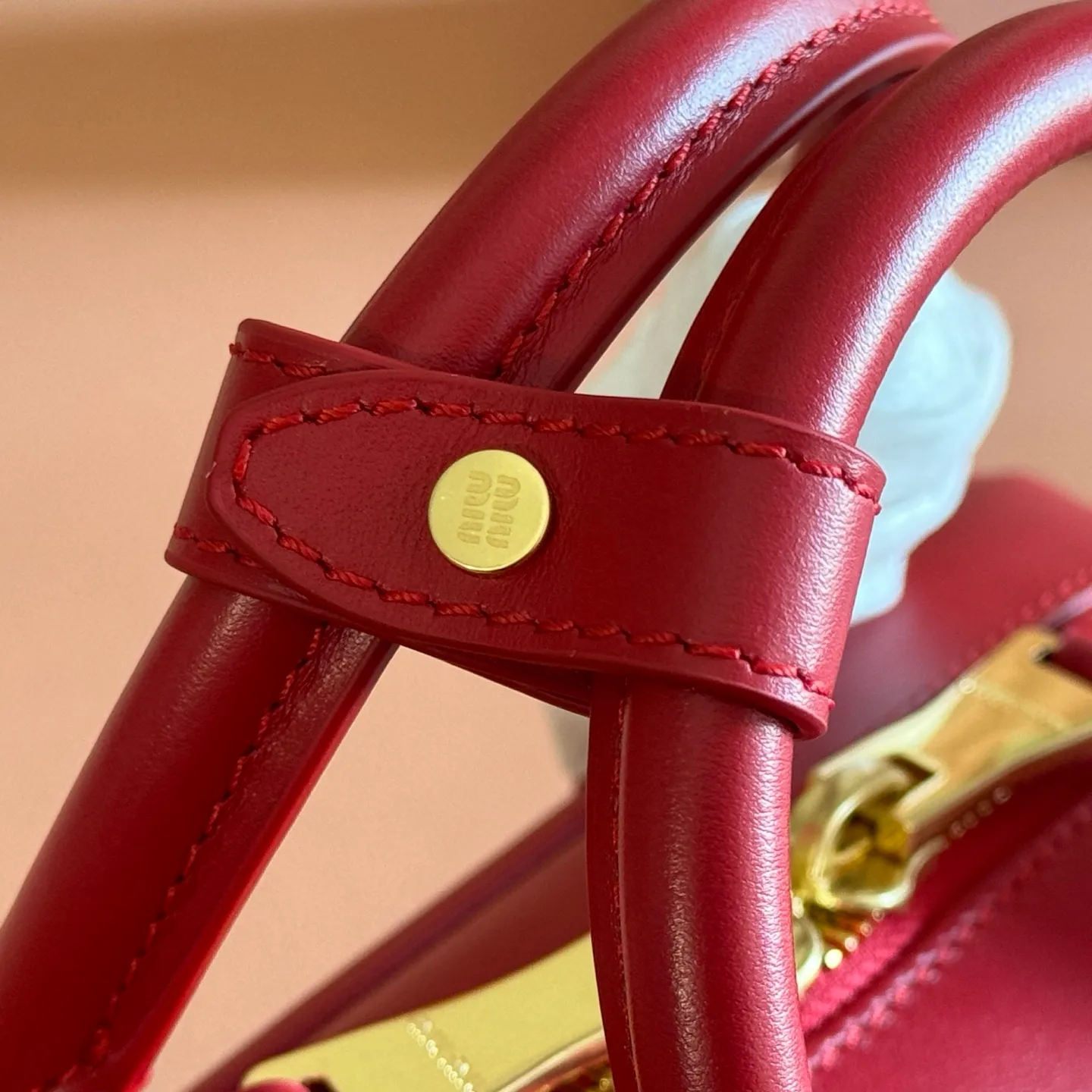 p1640💋💋💋【Full set of packaging at the counter】MIU MIU Miu Miu Caramel Bowling Upper Body Effect! Miu Miu Women's Arcadia Cowhide Handbag Crossbody Bag👝Lightly padded design makes the handbag look fuller, showing a cosmopolitan style. The letter logo, which echoes the finish of the metal hardware, straddles the line between function and decoration, giving this handbag a unique aesthetic and classic feel. Size: 22✖️10.5✖️7.5cm Style number: 500142