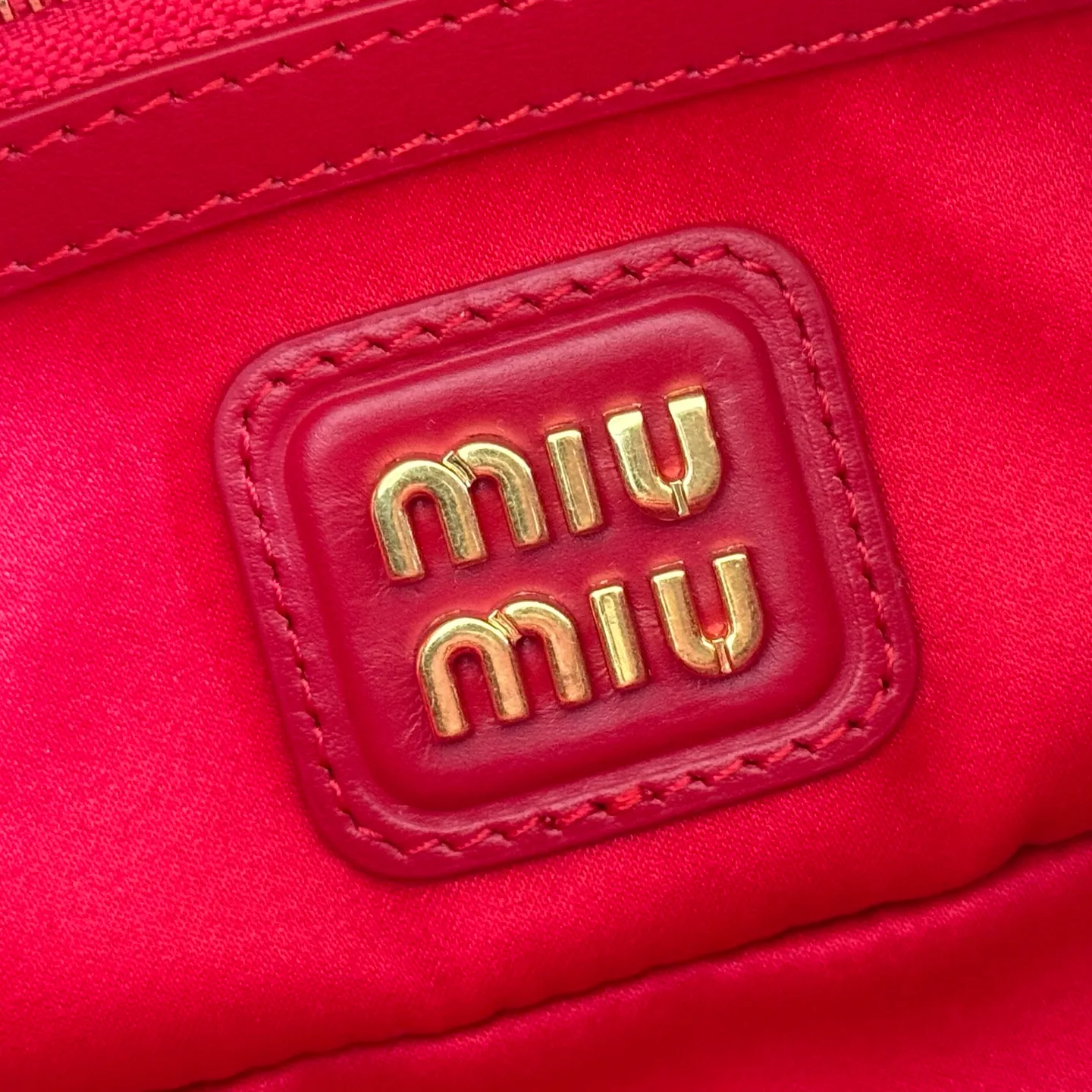 p1640💋💋💋【Full set of packaging at the counter】MIU MIU Miu Miu Caramel Bowling Upper Body Effect! Miu Miu Women's Arcadia Cowhide Handbag Crossbody Bag👝Lightly padded design makes the handbag look fuller, showing a cosmopolitan style. The letter logo, which echoes the finish of the metal hardware, straddles the line between function and decoration, giving this handbag a unique aesthetic and classic feel. Size: 22✖️10.5✖️7.5cm Style number: 500142