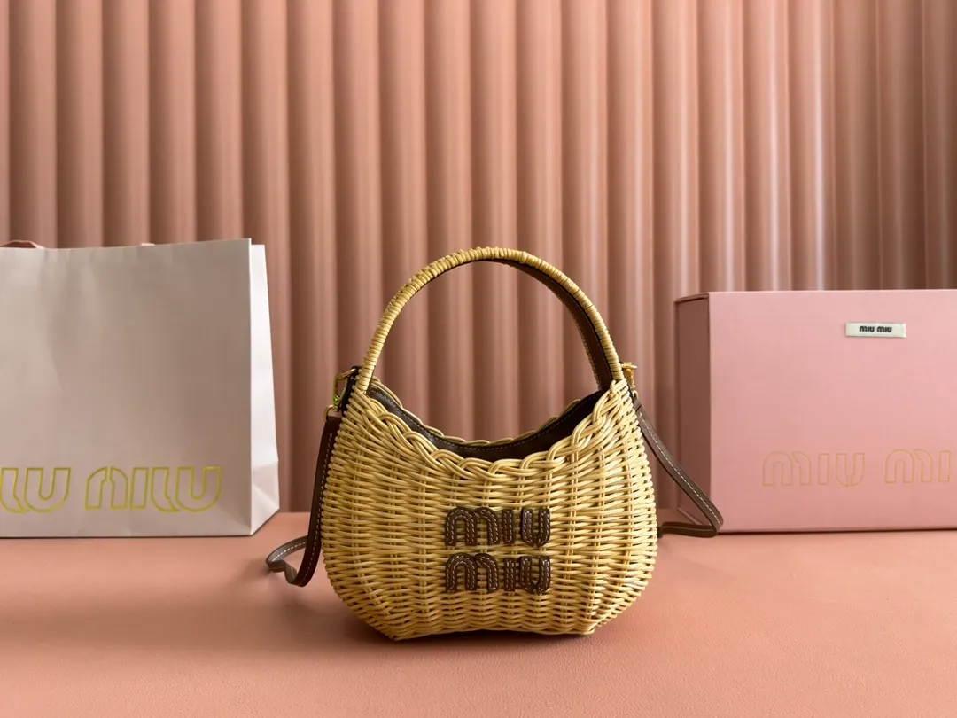💋💋💋 Equipped with a full set of packaging at the counter [special grade hardware original leather] Wander woven Hobo bag~ Size: W20×H17×D6cm Number: 5BC125