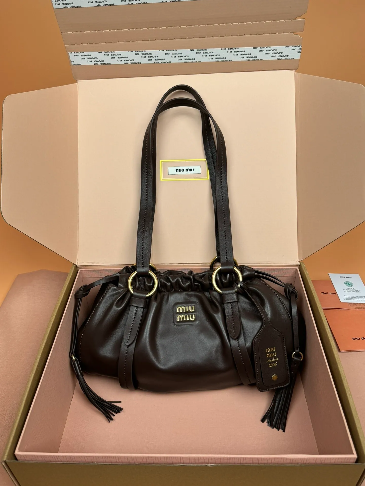 [Premium Hardware Original Leather] p1700 joke nappa sheepskin handbag ~ Heather color The new joie is made of nappa sheepskin and decorated with exquisite pendants and letter logos to increase brand recognition. Detachable charm, antiqued gold hardware, metal letter logo on front, magnetic fastening, lining and zipped pocket. Size: w32×h16×d10.5cm No.: 5bg306