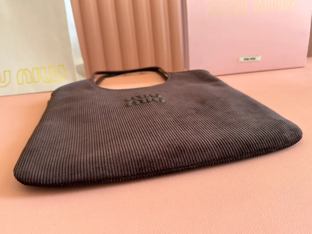 p1300💋💋💋【Full package with counter】Miu Women's IVY Corduroy Tote Shoulder Bag This classic tote bag is decorated with the Miu Miu letter logo, highlighting the classic style and being very recognizable. Simple underarm tote bag 🖤 The same color leather letter logo adds a unique and classic style! Gold hardware, leather lettering logo on front! Lined with zip pocket accents! Size: 35x40cm Style number: 500231