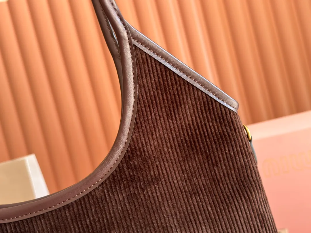 p1300💋💋💋【Full package with counter】Miu Women's IVY Corduroy Tote Shoulder Bag This classic tote bag is decorated with the Miu Miu letter logo, highlighting the classic style and being very recognizable. Simple underarm tote bag 🖤 The same color leather letter logo adds a unique and classic style! Gold hardware, leather lettering logo on front! Lined with zip pocket accents! Size: 35x40cm Style number: 500231