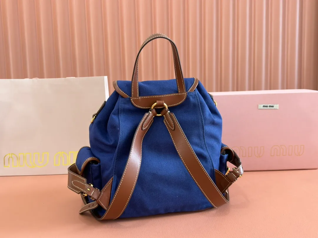 p1660. 💋💋💋【Configured with full package at counter】MIU Home new product college style backpack, the perfect combination of canvas and imported calfskin, thick wear-resistant linen blend lining, adopts a casual design style, fashionable, simple and advanced, combined with exquisite handcrafts, adding multiple pockets for storage, the shoulder strap and hand bag can be freely converted, which is a great convenience Improved practicality, it is simply a tool for dressing. It can be worn with jeans, shirts or various casual sportswear. It is a very good item to wear, especially the capacity is large enough and it is light and easy to use. I highly recommend it. Model: 5bz042, size 29.5x25x12.5cm