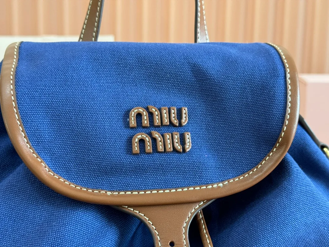 p1660. 💋💋💋【Configured with full package at counter】MIU Home new product college style backpack, the perfect combination of canvas and imported calfskin, thick wear-resistant linen blend lining, adopts a casual design style, fashionable, simple and advanced, combined with exquisite handcrafts, adding multiple pockets for storage, the shoulder strap and hand bag can be freely converted, which is a great convenience Improved practicality, it is simply a tool for dressing. It can be worn with jeans, shirts or various casual sportswear. It is a very good item to wear, especially the capacity is large enough and it is light and easy to use. I highly recommend it. Model: 5bz042, size 29.5x25x12.5cm