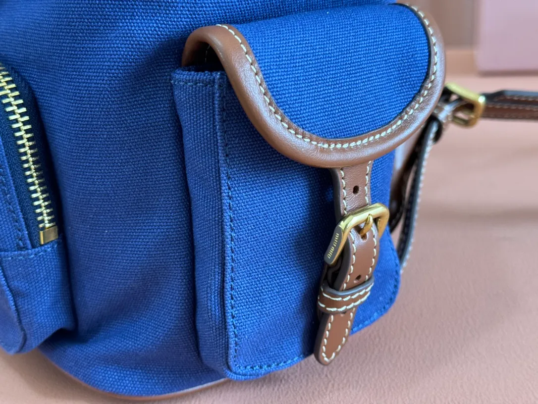 p1660. 💋💋💋【Configured with full package at counter】MIU Home new product college style backpack, the perfect combination of canvas and imported calfskin, thick wear-resistant linen blend lining, adopts a casual design style, fashionable, simple and advanced, combined with exquisite handcrafts, adding multiple pockets for storage, the shoulder strap and hand bag can be freely converted, which is a great convenience Improved practicality, it is simply a tool for dressing. It can be worn with jeans, shirts or various casual sportswear. It is a very good item to wear, especially the capacity is large enough and it is light and easy to use. I highly recommend it. Model: 5bz042, size 29.5x25x12.5cm