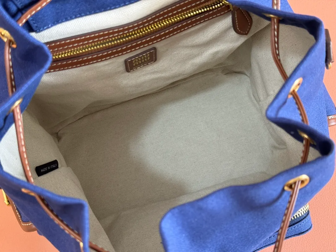 p1660. 💋💋💋【Configured with full package at counter】MIU Home new product college style backpack, the perfect combination of canvas and imported calfskin, thick wear-resistant linen blend lining, adopts a casual design style, fashionable, simple and advanced, combined with exquisite handcrafts, adding multiple pockets for storage, the shoulder strap and hand bag can be freely converted, which is a great convenience Improved practicality, it is simply a tool for dressing. It can be worn with jeans, shirts or various casual sportswear. It is a very good item to wear, especially the capacity is large enough and it is light and easy to use. I highly recommend it. Model: 5bz042, size 29.5x25x12.5cm