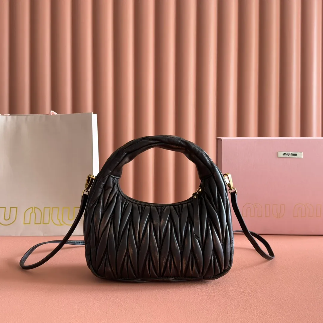 p1560💋💋💋【Premium hardware original leather】Wander Matelasse sheep leather Hobo handbag/crossbody bag ~ Wander handbag has become one of the classic accessories. This mini handbag is made of Matalasse sheep leather, using exquisite craftsmanship to create a three-dimensional effect, showing exquisite elegance. Presenting the Hobo bag style, blending retro style and modern elegance, it has become a new synonym for modern femininity. ～Golden hardware ～Zipper closure ～Metal lettering logo on the front ～Cotton satin lining Size: W20×H17×D6cm Number: _5BC125