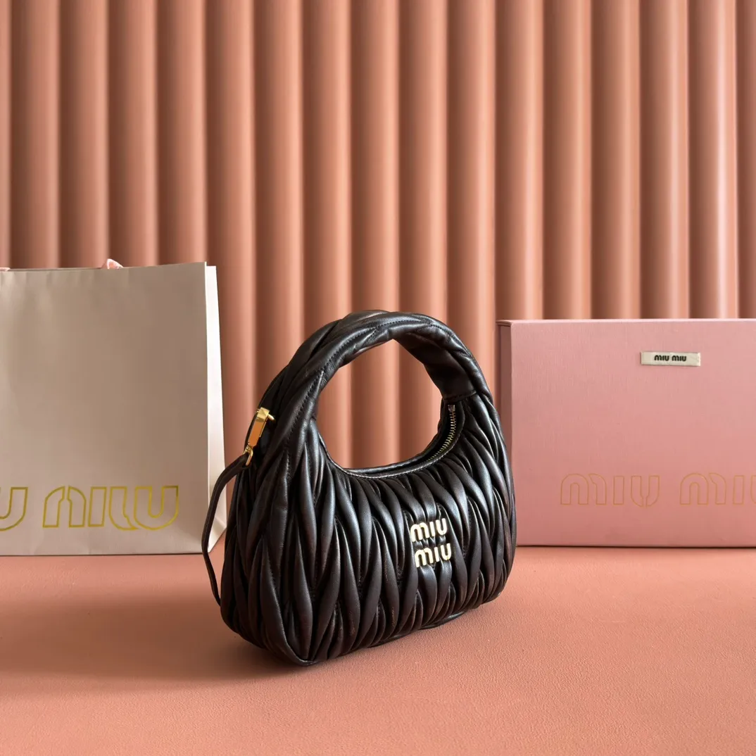 p1560💋💋💋【Premium hardware original leather】Wander Matelasse sheep leather Hobo handbag/crossbody bag ~ Wander handbag has become one of the classic accessories. This mini handbag is made of Matalasse sheep leather, using exquisite craftsmanship to create a three-dimensional effect, showing exquisite elegance. Presenting the Hobo bag style, blending retro style and modern elegance, it has become a new synonym for modern femininity. ～Golden hardware ～Zipper closure ～Metal lettering logo on the front ～Cotton satin lining Size: W20×H17×D6cm Number: _5BC125