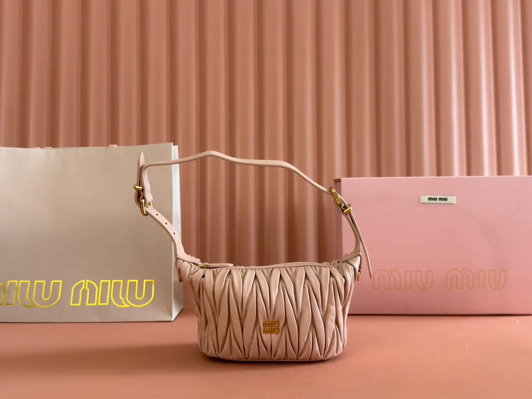 💋💋💋【Full set of packaging at the counter】Matelassé Nappa sheep leather pouch 5NE026_