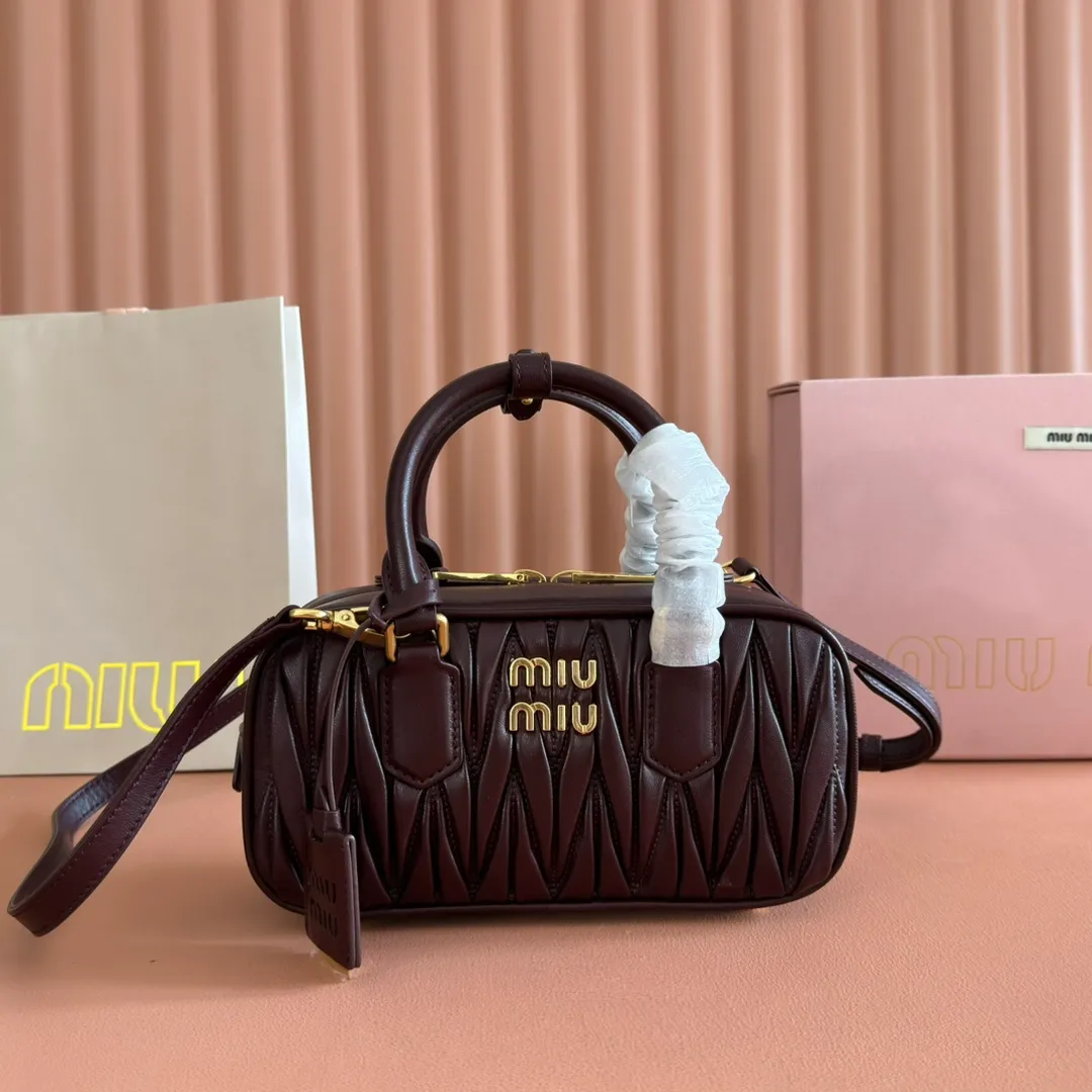 p1700💋💋💋【Configuring full counter package】MIU MIU Miu Miu pleated lambskin Miu Miu women's Arcadia cowhide handbag crossbody bag👝The lightweight padding design makes the handbag look fuller and shows a cosmopolitan style. The letter logo, which echoes the finish of the metal hardware, straddles the line between function and decoration, giving this handbag a unique aesthetic and classic feel. Size: 22✖️10.5✖️7.5cm Style number: 5bb142 wine red