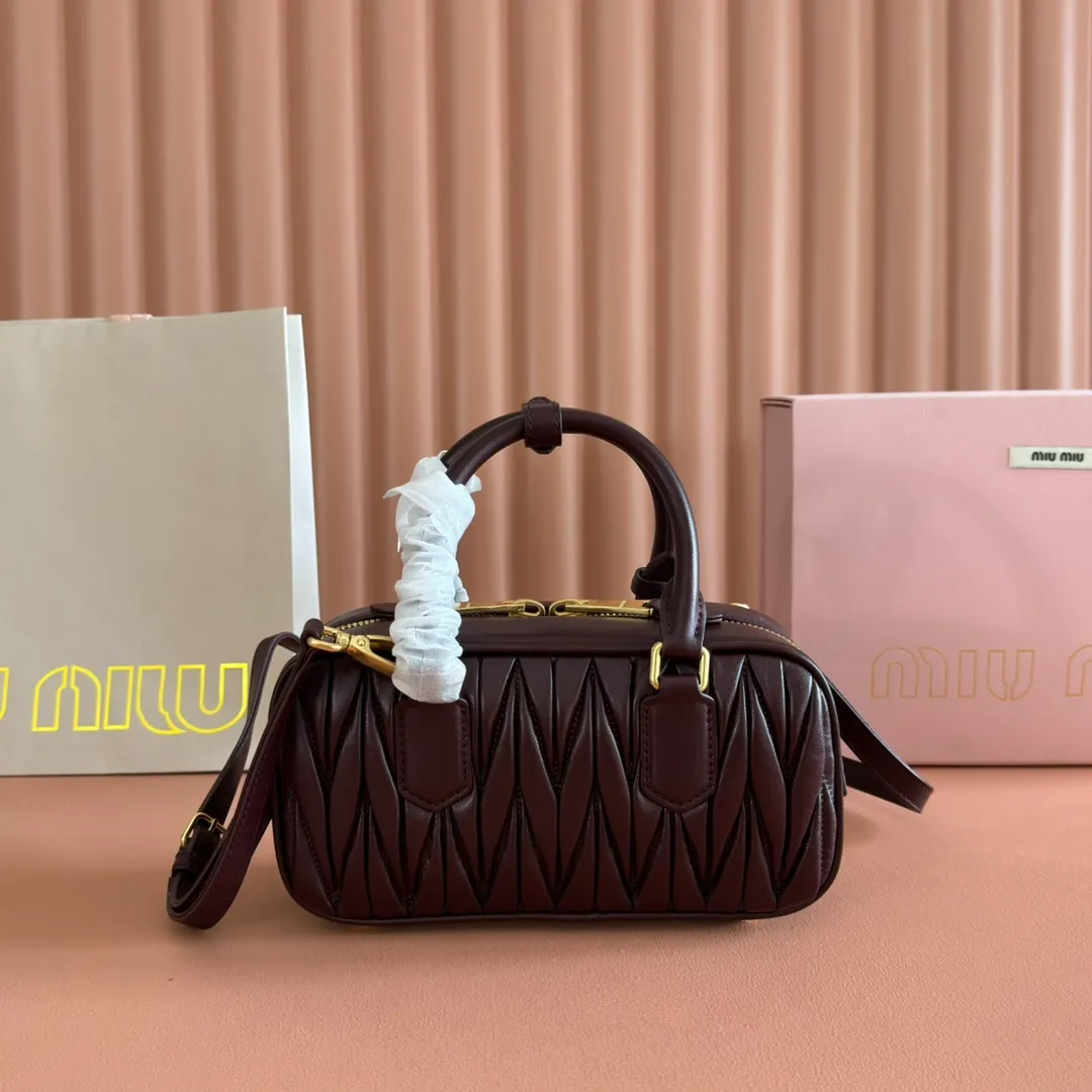 p1700💋💋💋【Configuring full counter package】MIU MIU Miu Miu pleated lambskin Miu Miu women's Arcadia cowhide handbag crossbody bag👝The lightweight padding design makes the handbag look fuller and shows a cosmopolitan style. The letter logo, which echoes the finish of the metal hardware, straddles the line between function and decoration, giving this handbag a unique aesthetic and classic feel. Size: 22✖️10.5✖️7.5cm Style number: 5bb142 wine red