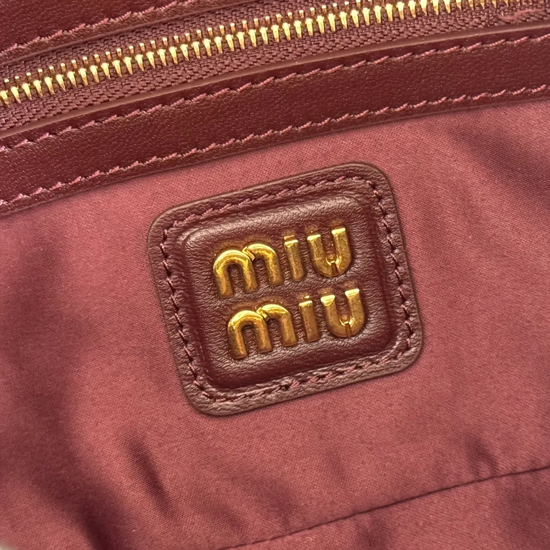 p1700💋💋💋【Configuring full counter package】MIU MIU Miu Miu pleated lambskin Miu Miu women's Arcadia cowhide handbag crossbody bag👝The lightweight padding design makes the handbag look fuller and shows a cosmopolitan style. The letter logo, which echoes the finish of the metal hardware, straddles the line between function and decoration, giving this handbag a unique aesthetic and classic feel. Size: 22✖️10.5✖️7.5cm Style number: 5bb142 wine red