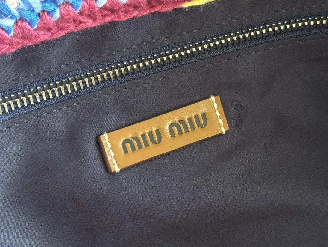 p1760💋💋💋【Full set of packaging at the counter】M Home 🍒5BG228, imported raffia straw and cotton thread woven rainbow tote bag, the only matching quality in the market, iconic MiuMiu embroidery on the front, cotton lining, ultra-light, large capacity, essential for travel, suitable for all seasons, super beautiful in kind, size: 40X34X16CM.