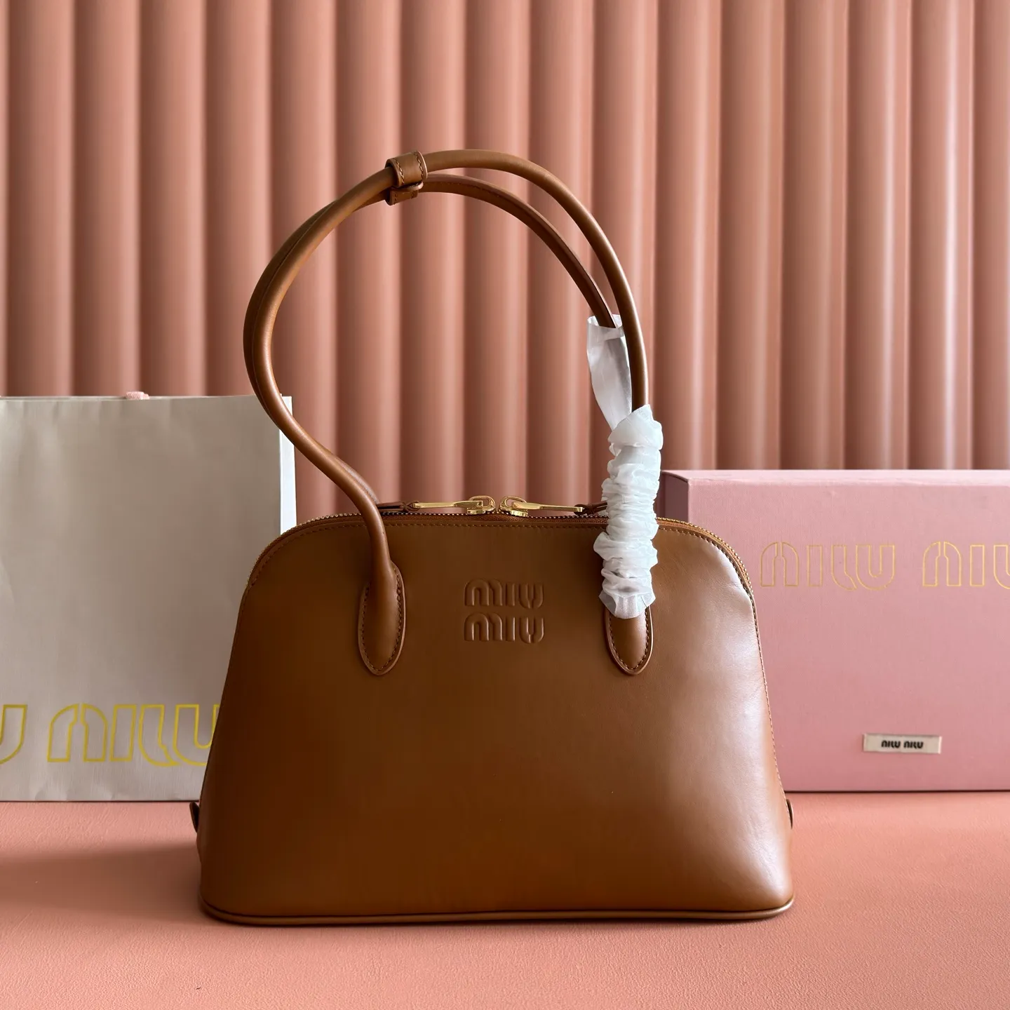 p1860💋💋💋【Original configuration counter full set packaging】New shell bag, simple design continues Miu’s lazy American old money style, using top imported calfskin, high-end and soft texture, and the curvature design on both sides is more stylish. The tote becomes larger in seconds when the zipper is opened. The long handle design is more practical and can be carried under the armpit. The shape is simple and casual, and the capacity is large. It is an excellent choice for commuting to work and shopping. The interior is made of brand new linen and is equipped with zipper pockets. Model: 5ba289 Size: 38 X 27 X 16