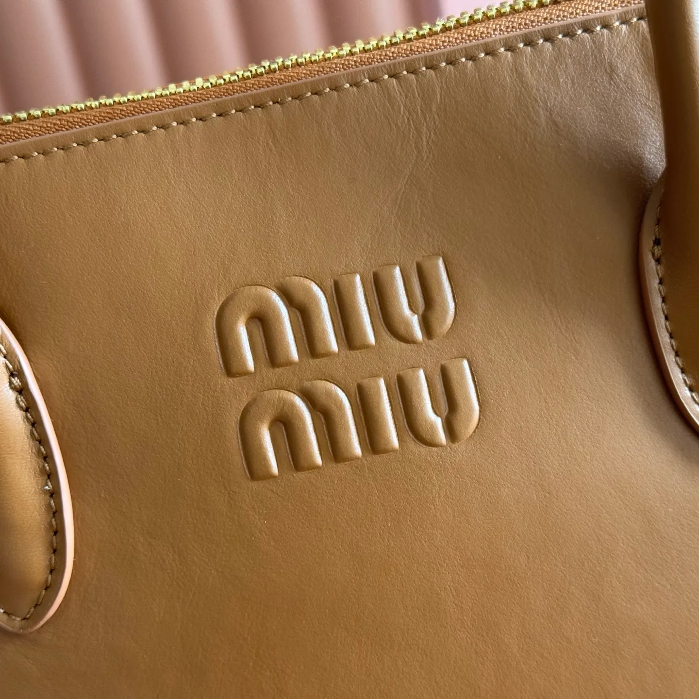 p1860💋💋💋【Original configuration counter full set packaging】New shell bag, simple design continues Miu’s lazy American old money style, using top imported calfskin, high-end and soft texture, and the curvature design on both sides is more stylish. The tote becomes larger in seconds when the zipper is opened. The long handle design is more practical and can be carried under the armpit. The shape is simple and casual, and the capacity is large. It is an excellent choice for commuting to work and shopping. The interior is made of brand new linen and is equipped with zipper pockets. Model: 5ba289 Size: 38 X 27 X 16