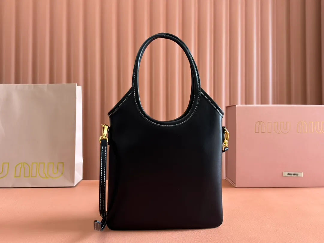 p1240💋💋💋【Equipped with full set of counter packaging and premium hardware original leather】IVY cow leather tote bag small handbag/crossbody bag~ This cowhide leather tote bag is decorated with metal details brand letter logo, showing classic style and very recognizable. Size: W20×H24cm No./5BG281