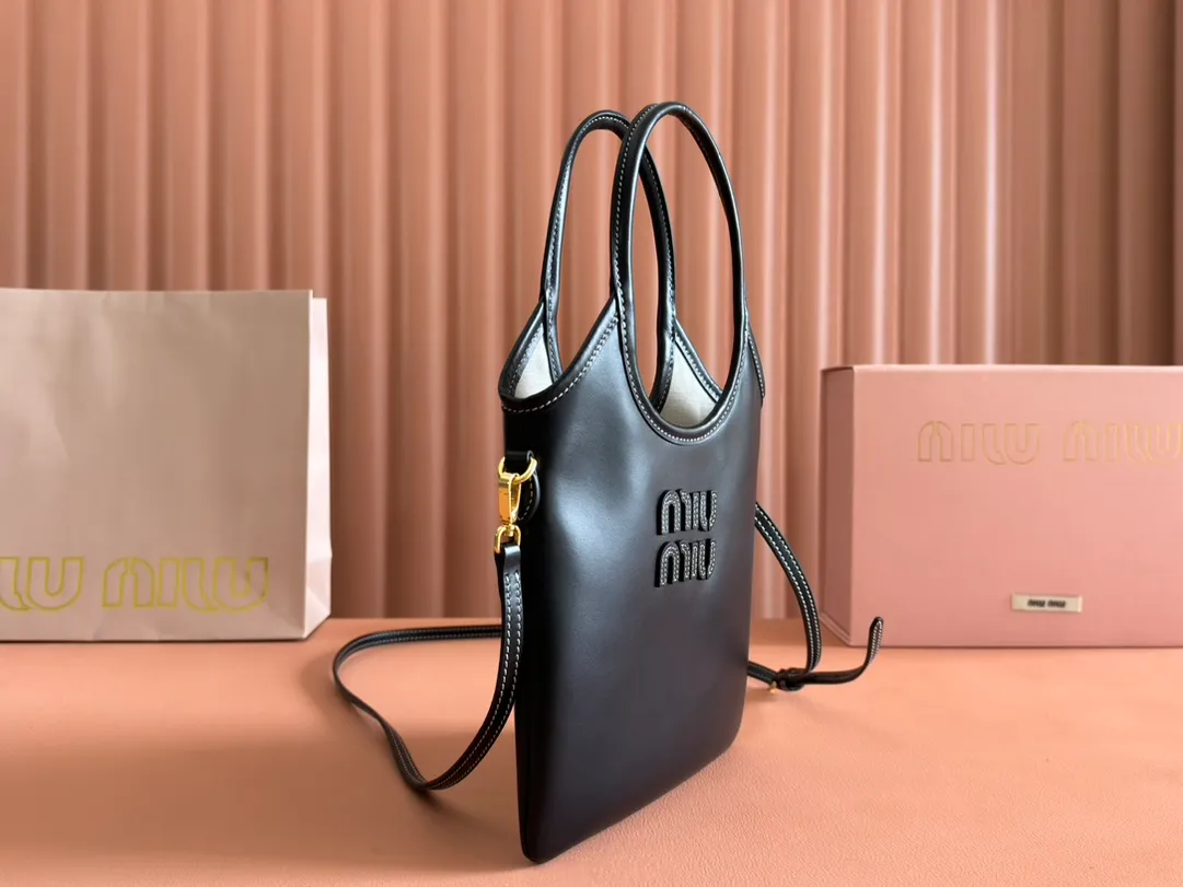 p1240💋💋💋【Equipped with full set of counter packaging and premium hardware original leather】IVY cow leather tote bag small handbag/crossbody bag~ This cowhide leather tote bag is decorated with metal details brand letter logo, showing classic style and very recognizable. Size: W20×H24cm No./5BG281