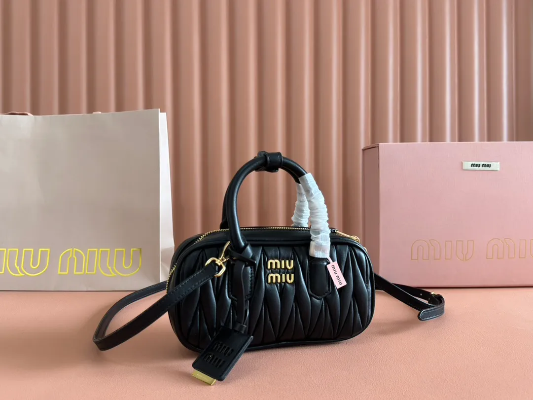 p1640💋💋💋【Equipment with counter full set of packaging, premium hardware and original leather】Arcadie sheepskin mini (19cm) bowling handbag/crossbody bag ~ This Arcadic handbag demonstrates the unique concept that fashion is a tool that reflects reality and translates it into material form. The letter logo that complements the finish of the metal hardware accessories is exquisitely crafted and demonstrates a highly recognizable classic style. Dynamic and elegant lines with adjustable and detachable shoulder straps present a practical and versatile design with modern charm. ～Detachable and adjustable shoulder strap ～Zipper closure ～Painted metal letter logo on front ～Lined patch pocket Size: W19×H10×D5cm Number: _5BP176