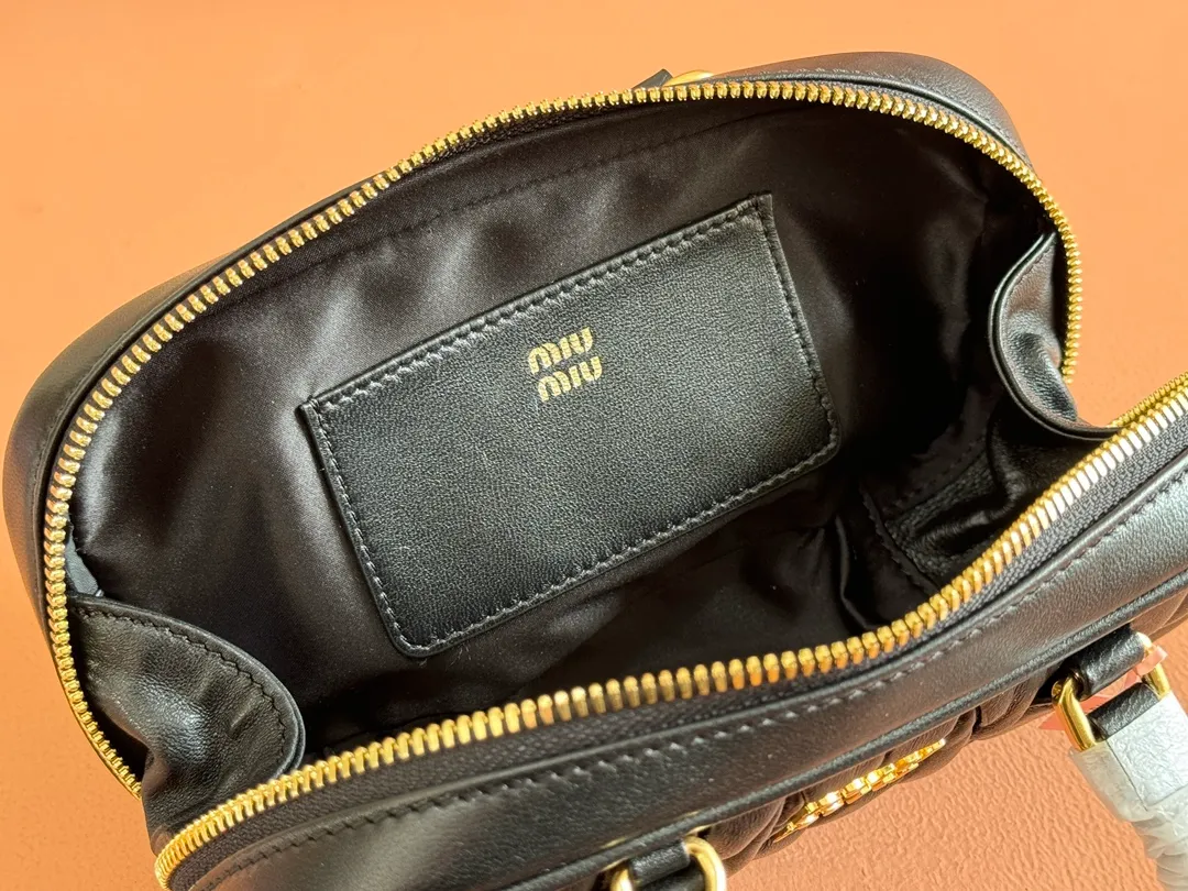p1640💋💋💋【Equipment with counter full set of packaging, premium hardware and original leather】Arcadie sheepskin mini (19cm) bowling handbag/crossbody bag ~ This Arcadic handbag demonstrates the unique concept that fashion is a tool that reflects reality and translates it into material form. The letter logo that complements the finish of the metal hardware accessories is exquisitely crafted and demonstrates a highly recognizable classic style. Dynamic and elegant lines with adjustable and detachable shoulder straps present a practical and versatile design with modern charm. ～Detachable and adjustable shoulder strap ～Zipper closure ～Painted metal letter logo on front ～Lined patch pocket Size: W19×H10×D5cm Number: _5BP176