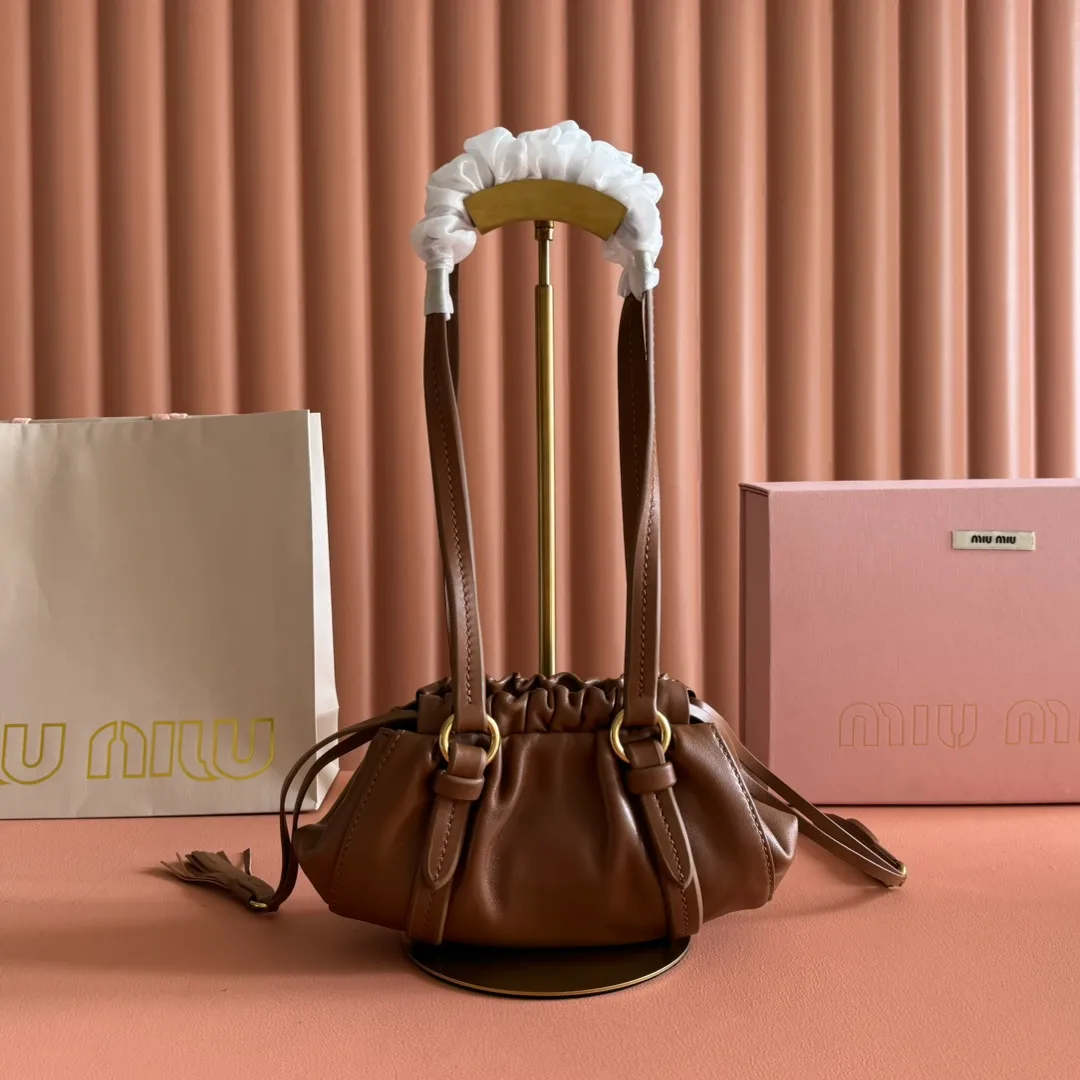 p1400💋💋💋【Full set of packaging at the counter】25 new JIOE medieval armpit dumpling bags, brand new sheepskin, with steel aged metal hardware, high-end and elegant texture, the bag mouth is designed with a drawstring girdle, the fine ruffled lace is three-dimensional and playful, high-end yet lazy and casual, the unique design looks good on anyone who uses it Model: 5BP178 Size: 22*7*15
