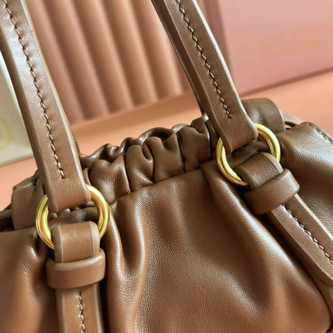 p1400💋💋💋【Full set of packaging at the counter】25 new JIOE medieval armpit dumpling bags, brand new sheepskin, with steel aged metal hardware, high-end and elegant texture, the bag mouth is designed with a drawstring girdle, the fine ruffled lace is three-dimensional and playful, high-end yet lazy and casual, the unique design looks good on anyone who uses it Model: 5BP178 Size: 22*7*15