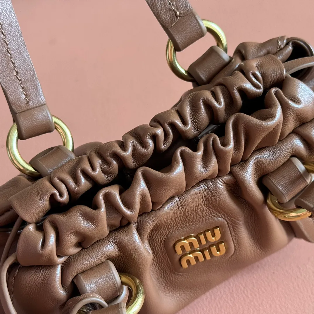 p1400💋💋💋【Full set of packaging at the counter】25 new JIOE medieval armpit dumpling bags, brand new sheepskin, with steel aged metal hardware, high-end and elegant texture, the bag mouth is designed with a drawstring girdle, the fine ruffled lace is three-dimensional and playful, high-end yet lazy and casual, the unique design looks good on anyone who uses it Model: 5BP178 Size: 22*7*15