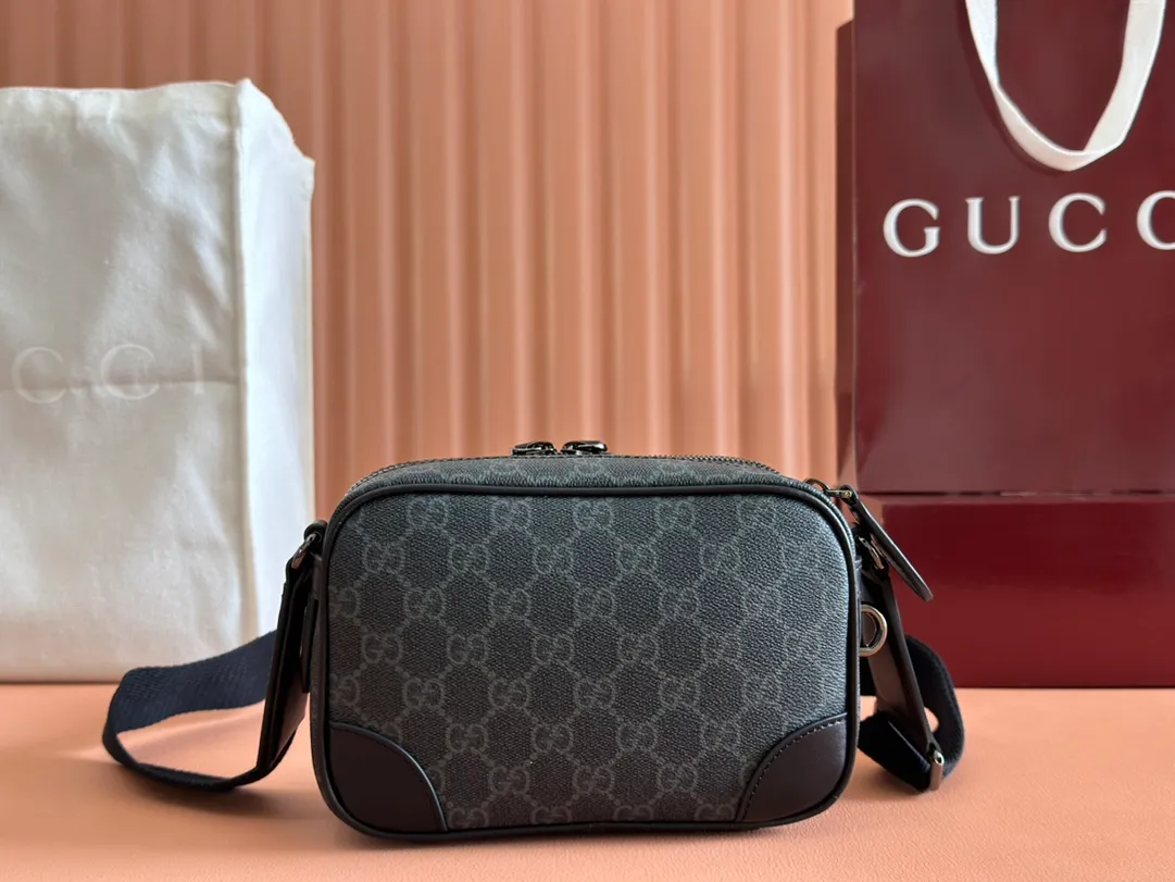 p1180💋💋💋【Full set of packaging at the counter】The GG Emblem series reinterprets classic patterns with creative design and innovative functions, creating a treasured choice for years to come. This ultra-mini handbag is crafted from black fabric with a new GG monogram pattern and is a new interpretation of the new accessories series. Black new GG monogram coated fabric Black leather piping Cotton and linen blend and moiré fabric lining Interior: 3 card compartments and 2 zippered compartments Adjustable canvas shoulder strap (55cm high) Zip closure Weight: approx. 398g Model number: 821217 Dimensions: 19cm (W) x 12.5cm (H) x 7cm (D) Color: Gram/original leather. Made in Italy