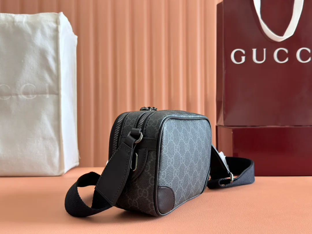 p1180💋💋💋【Full set of packaging at the counter】The GG Emblem series reinterprets classic patterns with creative design and innovative functions, creating a treasured choice for years to come. This ultra-mini handbag is crafted from black fabric with a new GG monogram pattern and is a new interpretation of the new accessories series. Black new GG monogram coated fabric Black leather piping Cotton and linen blend and moiré fabric lining Interior: 3 card compartments and 2 zippered compartments Adjustable canvas shoulder strap (55cm high) Zip closure Weight: approx. 398g Model number: 821217 Dimensions: 19cm (W) x 12.5cm (H) x 7cm (D) Color: Gram/original leather. Made in Italy