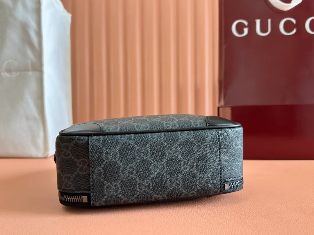 p1180💋💋💋【Full set of packaging at the counter】The GG Emblem series reinterprets classic patterns with creative design and innovative functions, creating a treasured choice for years to come. This ultra-mini handbag is crafted from black fabric with a new GG monogram pattern and is a new interpretation of the new accessories series. Black new GG monogram coated fabric Black leather piping Cotton and linen blend and moiré fabric lining Interior: 3 card compartments and 2 zippered compartments Adjustable canvas shoulder strap (55cm high) Zip closure Weight: approx. 398g Model number: 821217 Dimensions: 19cm (W) x 12.5cm (H) x 7cm (D) Color: Gram/original leather. Made in Italy