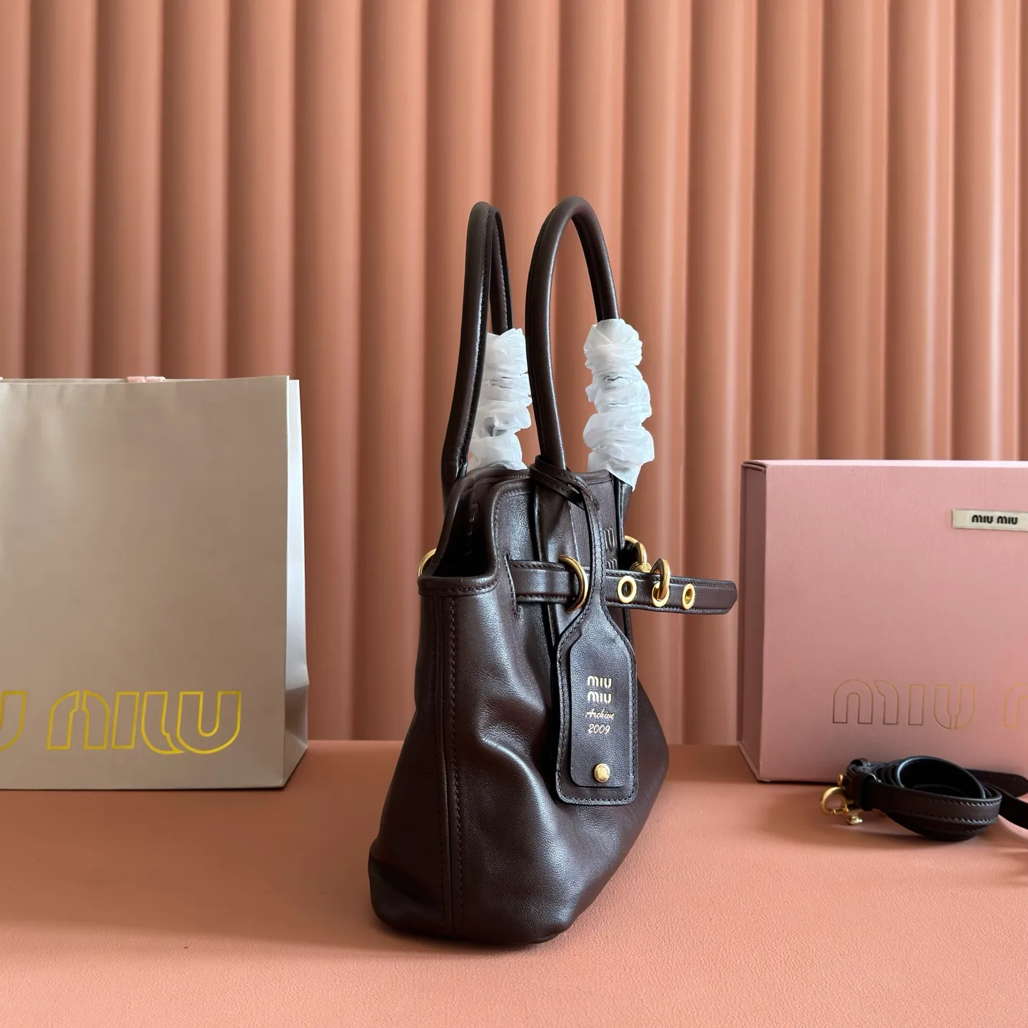 p1700💋💋💋【Configured with full counter packaging】Aventure bags show simple and casual charm. Reinterpreting classic lines, this soft Nappa variant displays a versatile and practical attitude, enhanced by refined and exclusive details. The adventure nappa leather handbag is inspired by the MIU archive design. The structure has been adjusted to make it lighter and has a new personality. It is decorated with an embossed letter logo to add a signature element. Antique gold hardware, linen blend lining, zipper pocket and patch pocket, long wrist suitable for use as a handbag or shoulder, 5ba292 size 22X 30X10cm